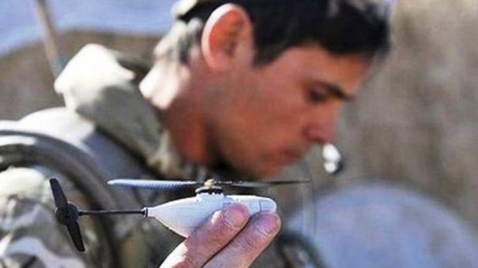 Britský voják s bezpilotním vrtulníkem Nano