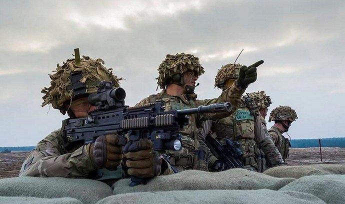 Britští vojáci během cvičení jednotek NATO v Polsku
