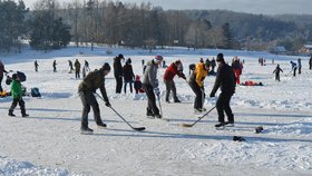 Brněnská přehrada je momentálně pro bruslení nevhodná, bude se upouštět.