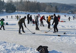 Brněnská přehrada je momentálně pro bruslení nevhodná, bude se upouštět.