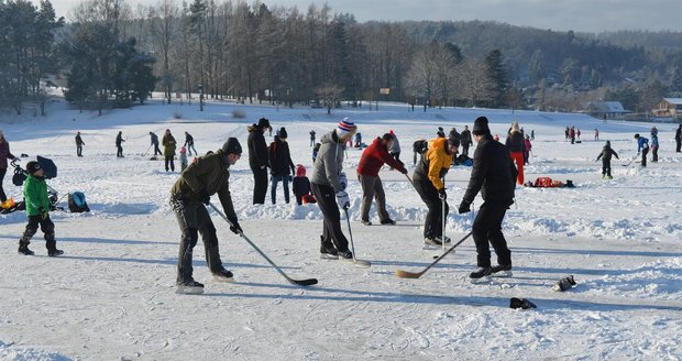 Brněnská přehrada je momentálně pro bruslení nevhodná, bude se upouštět.