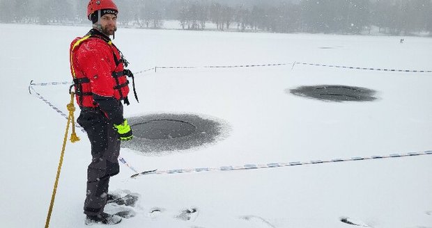 Pozor, na Brněnské přehradě jsou v ledu díry a místa, kde je velmi tenký led!
