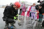 Brněnští strážníci měří sílu ledu na vodních plochách ve městě. Na přehradě naměřili 15 centimetrů, což by mělo být dostatečné.