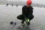 Brněnští strážníci pravidelně kontrolují sílu ledu na přehradě. Ve čtvrtek a pátek se na ní vytvořilo množství vzduchových kapes.