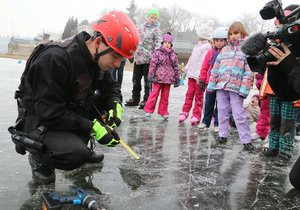 Brněnští strážníci měří sílu ledu na vodních plochách ve městě. Na přehradě naměřili 15 centimetrů, což by mělo být dostatečné.