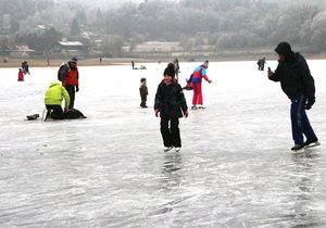 Brněnská přehrada láká tisíce zájemců o bruslení. Led má tloušťku 15 centimetrů, strážníci ale upozorňují, že někde může být tenčí.