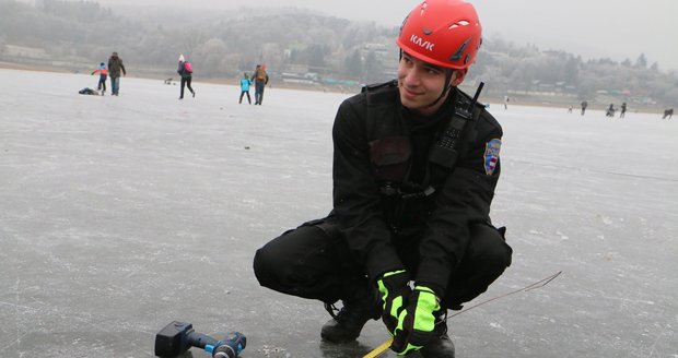Brněnští strážníci pravidelně kontrolují sílu ledu na přehradě. Ve čtvrtek a pátek se na ní vytvořilo množství vzduchových kapes.