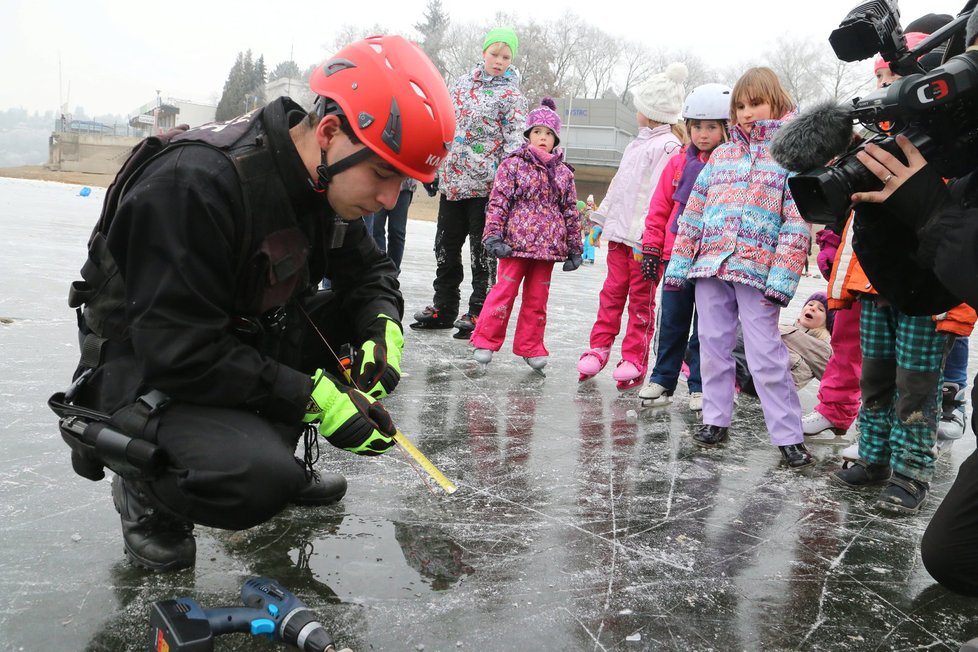 Brněnští strážníci měří sílu ledu na vodních plochách ve městě. Na přehradě naměřili 15 centimetrů, což by mělo být dostatečné.