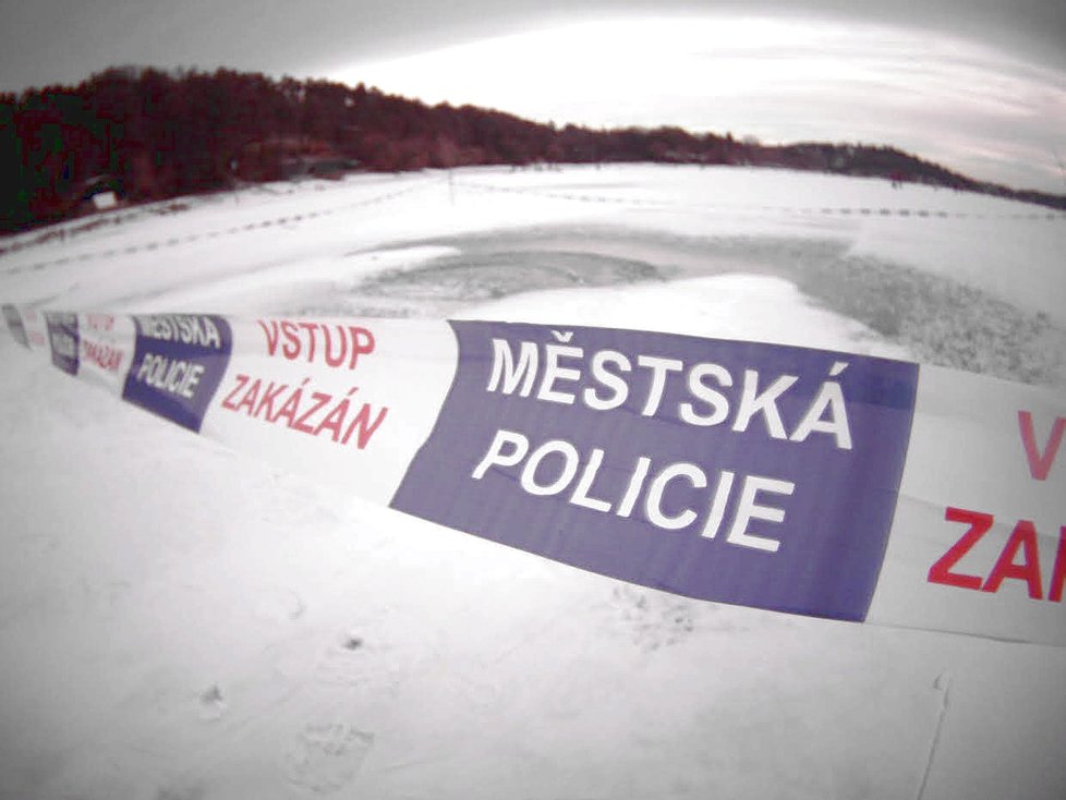 Brněnští strážníci upozorňují na vzduchové kapsy na brněnské přehradě. Led je tam tak tenký, že se proboří i pod dítětem.