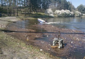 Vodohospodáři musejí těžit z Brněnské přehrady tuny odpadků těžkou technikou.