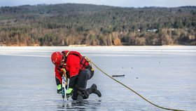 Strážníci poříční jednotky měřili 16. ledna 2024 tloušťku ledu v přístavišti na Brněnské přehradě.