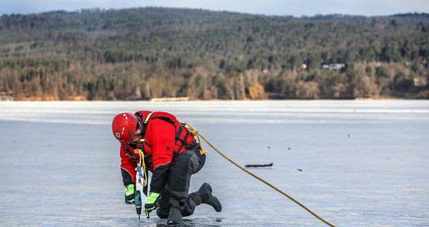Strážníci poříční jednotky měřili 16. ledna 2024 tloušťku ledu v přístavišti na Brněnské přehradě.