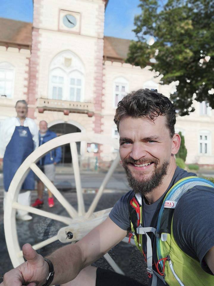 8:00: Lednice: Kolo je hotové. Dušan Vitázek se chystá vyrazit na 55 km dlouhou cestu do Brna. Kolo bude kutálet ve speciálním dřevěném postroji.