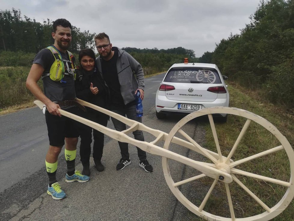 11:25: Vranovice: Na silnici mezi Pouzdřany a Vranovicemi si našel Dušan Vitázek čas i na fotku s příznivci.