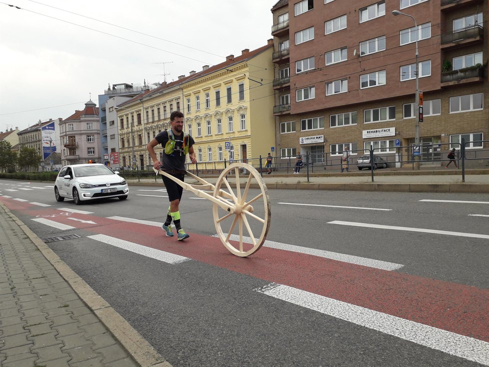 16:10 – 17:00: Brno: Dušan Vitázek to dokázal. I když poslední kilometry ulicemi Brna neskutečně bolely, své kolo přivezl úderem 17.00 před radnici.