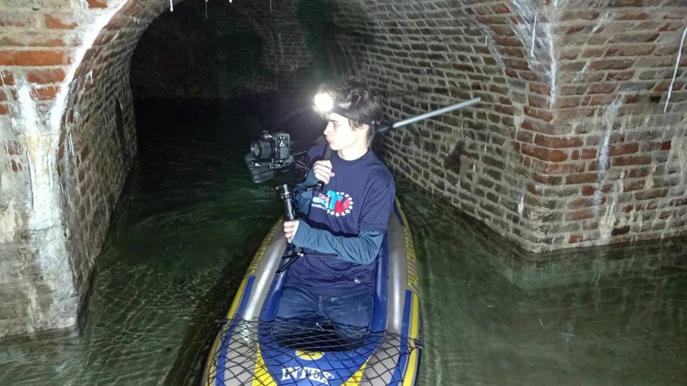 Kameraman česko-americké televize CATVUSA Max Jandora při natáčení zatopených sklepů.