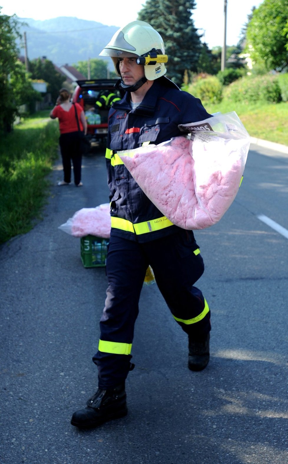 Hasiči a policisté začali 24. června ráno vyklízet rodinný dům v Nedvědici na Brněnsku, kde se našly až čtyři tuny nelegálně uložených chemikálií včetně radioaktivních solí. Zřejmě je tam postupně shromáždil sběratel, přišlo se na to až po jeho smrti v dědickém řízení.