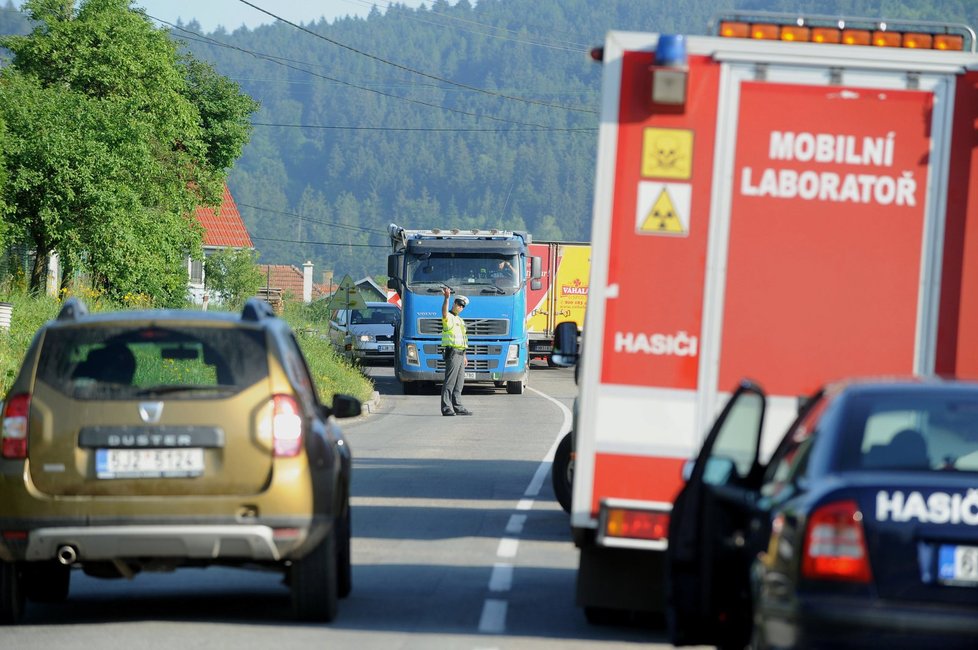 Hasiči přijíždějí do Nedvědice na Brněnsku, kde společně s policisty začali 24. června ráno vyklízet rodinný dům, v němž se našly až čtyři tuny nelegálně uložených chemikálií včetně radioaktivních solí. Zřejmě je tam postupně shromáždil sběratel, přišlo se na to až po jeho smrti v dědickém řízení.