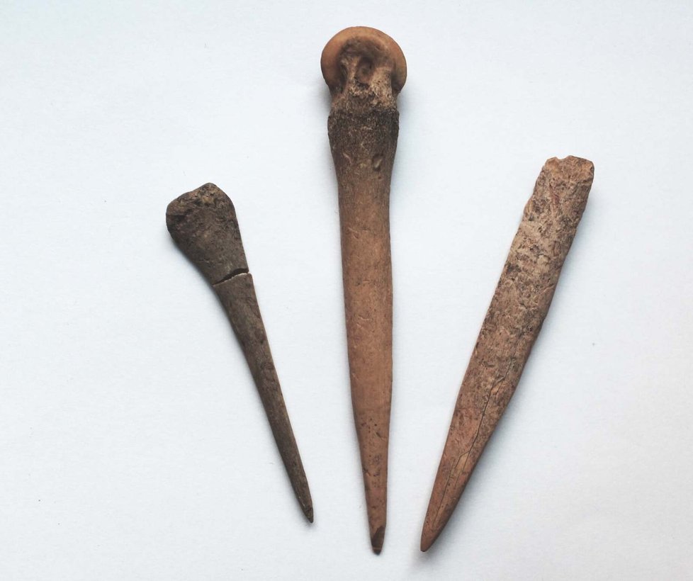 Tři z 12 šídel, které archeologové našli na Bratislavské ulici. Jejich majitelé byli před více než 5 tisíci lety zručnými řemeslníky.