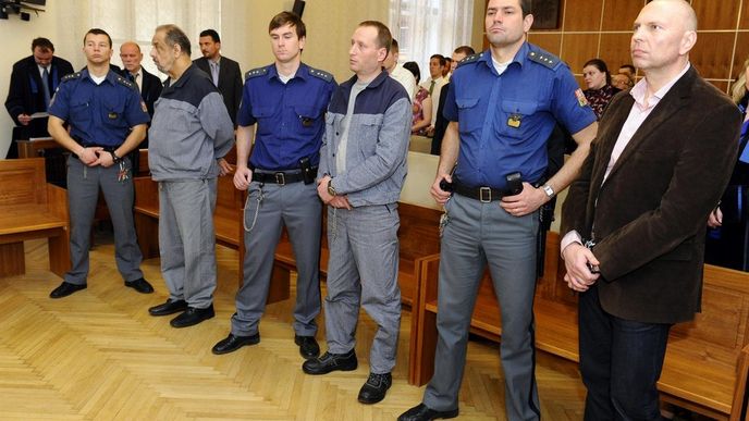 Brněnský krajský soud poslal 28. února 11 členů takzvaného Toflova gangu, který podle obžaloby vydíral podnikatele, na tři až devět let do vězení. Část z nich dostala vysoké pokuty.