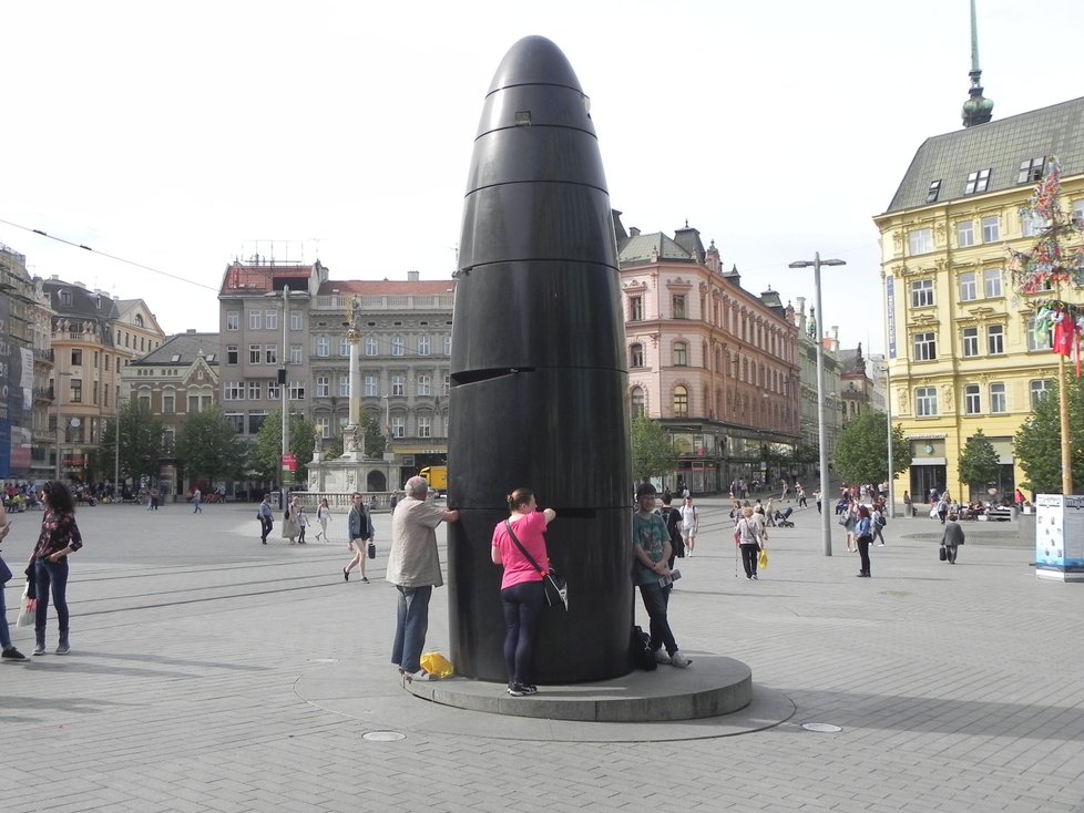 Brněnský orloj na náměstí Svobody. Přezdívá se mu doutník, raketa či penis.