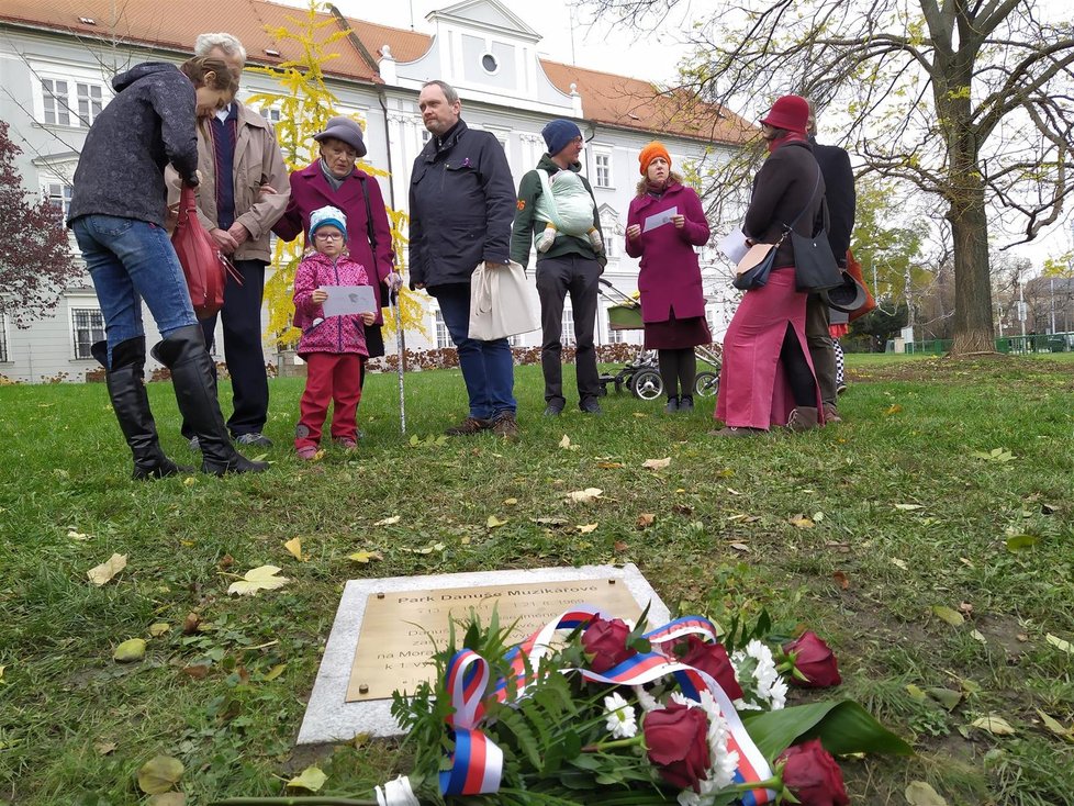 Brno při 30. výročí sametové revoluce pojmenovalo v neděli parčík v centru města po Danuši Muzikářové