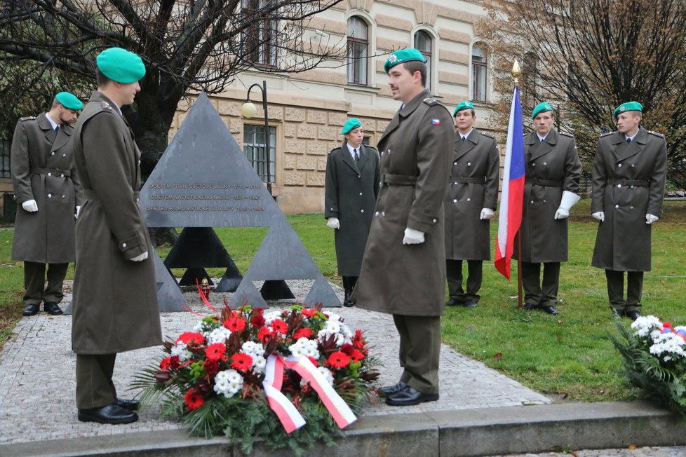 Brno si připomnělo 17. listopad u budovy krajského soudu.