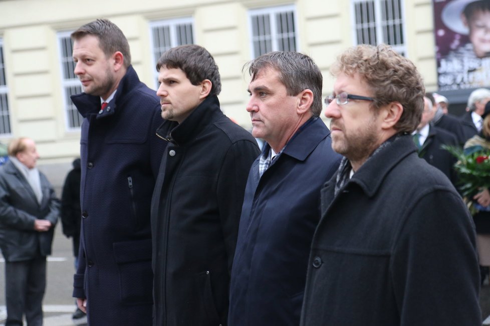 Jediným politikem, který se ke svátku oficiálně vyjádřil byl brněnský primátor Petr Vokřál (druhý zprava).