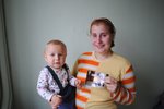 Kateřina Šimková se synem Danielem a s fotografií svých biologických rodičů.