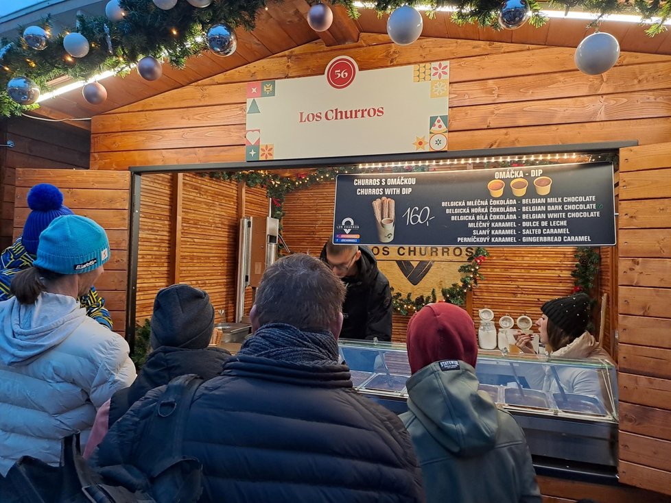 V Brně začaly vánoční trhy. Na Zelném trhu jsou od 17. listopadu otevřeny vánoční stánky s řemeslnými výrobky, jídlem a nápoji. V provozu budou do 23. prosince.