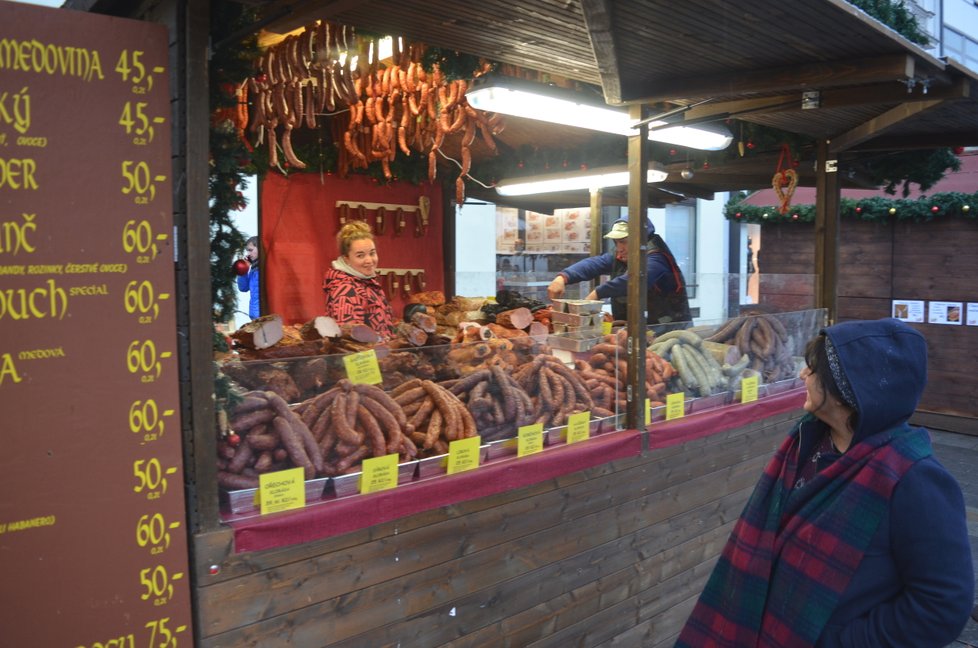 Adventní trhy v Brně nabízejí lidem spousty vánočního zboží, pochutin a dobrot. Celkem je na čtyřech náměstích v centru k dispozici téměř 200 stánků.