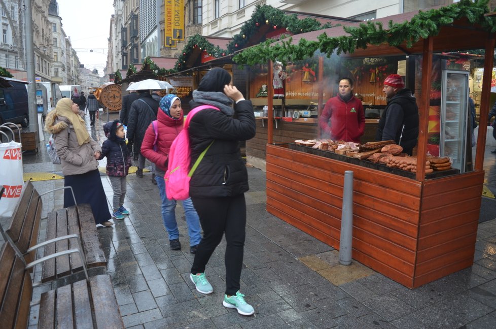 K nejnavštěvovanějším stánkům během vánočních trhů v Brně patři ty s horkými alkoholickými nápoji – medovinou, svařákem nebo turbomoštem, což je směs alkoholu s ovocnou šťávou