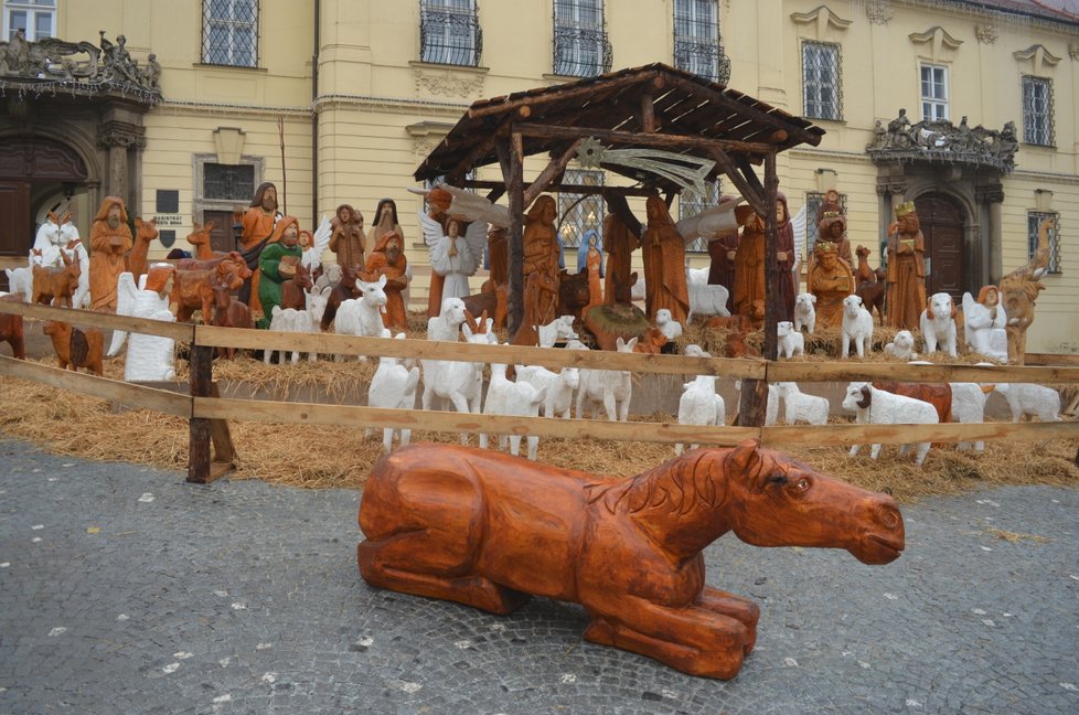 Před magistrátem mohou lidé vidět vyřezávaný betlém Jiřího Halouzky, který patří mezi největší v České republice. 