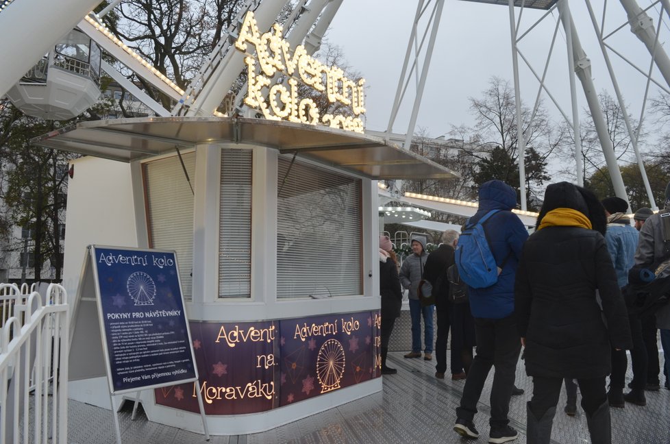 První odvážlivci okusili jízdu na 33metrovém ruském kole na Moravském náměstí v Brně hned v pátek.