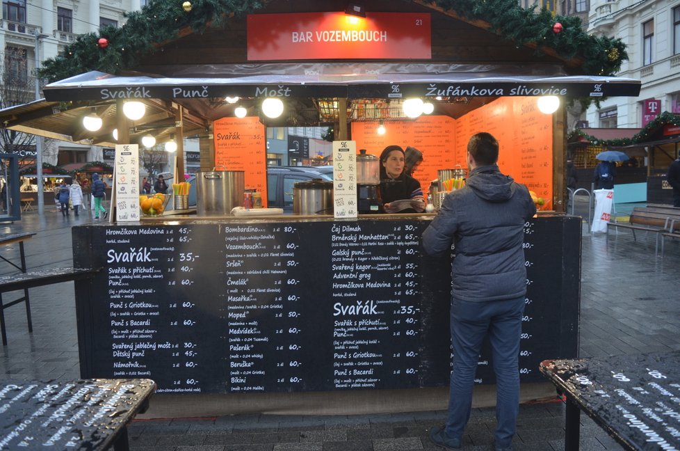 Adventní trhy v Brně nabízejí lidem spousty vánočního zboží, pochutin a dobrot. Celkem je na čtyřech náměstích v centru k dispozici téměř 200 stánků.