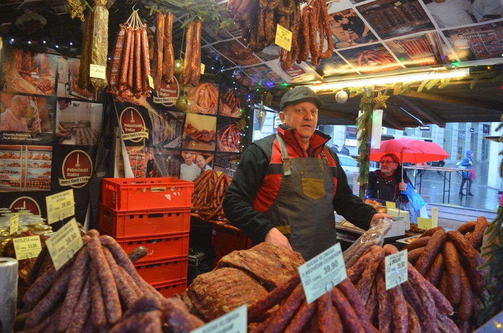 Adventní trhy v Brně nabízejí lidem spousty vánočního zboží, pochutin a dobrot. Celkem je na čtyřech náměstích v centru k dispozici téměř 200 stánků.