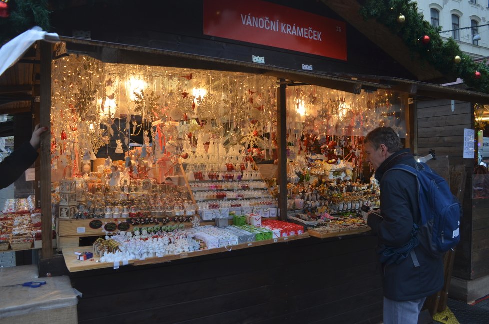 Adventní trhy v Brně nabízejí lidem spousty vánočního zboží, pochutin a dobrot. Celkem je na čtyřech náměstích v centru k dispozici téměř 200 stánků.