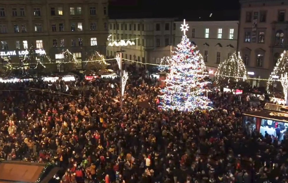 Úderem 17. hodiny rozsvítila primátorka Markéta Vaňková (ODS) na Náměstí Svobody hlavní vánoční strom Brna.