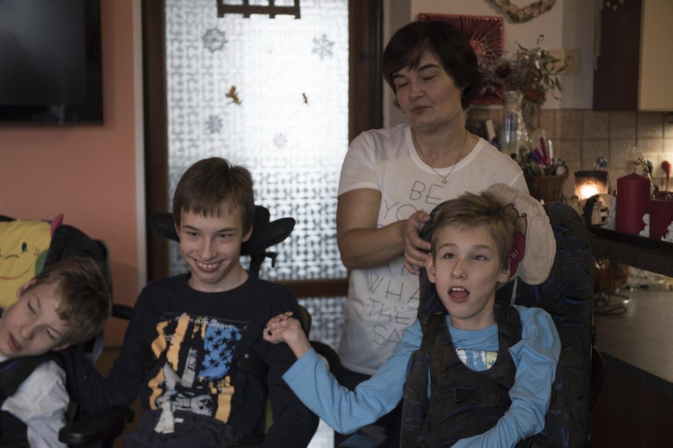 Olda, Vojta a David Kosmákovi (14) v kuchyni s maminkou Alenou (42).
