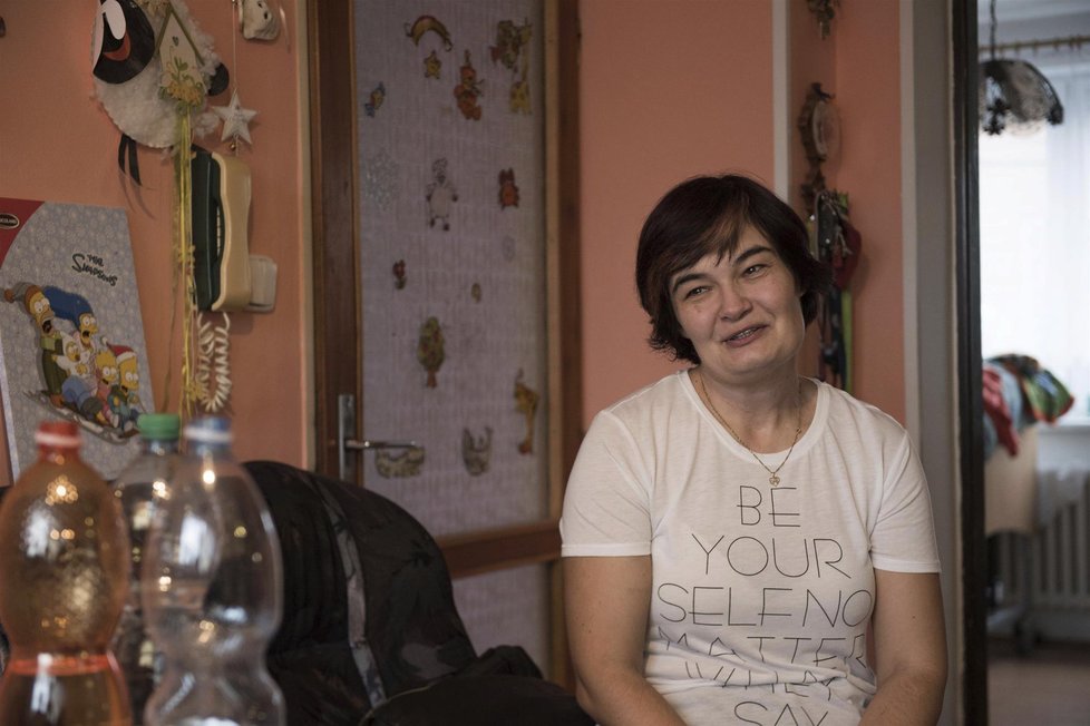 Alena Kosmáková (42) v obývací kuchyni svého domu v Újezdě u Brna.