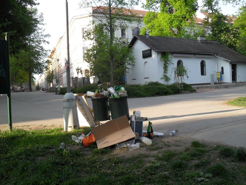 Po opilcích zůstává v brněnských parcích nepořádek. Od konce května bude popíjení na veřejnosti v Brně legální.