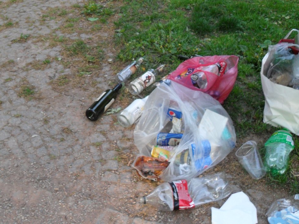 Po opilcích zůstává v brněnských parcích nepořádek. Od konce května bude popíjení na veřejnosti v Brně legální.