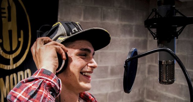 Nejen romské nahrávací studio v Brně: Nadaní umělci si hudbu odpracují