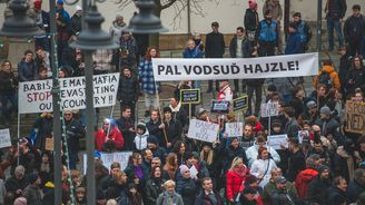 Revoluční nálada i řež mezi účastníky. Mítinky Pavla a Babiše nemohly být odlišnější