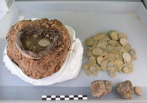 V lesích u Brna našla hledačka pokladů nádobku s 274 mincemi z období vlády Václava IV. Ukryty tu byly 600 let...