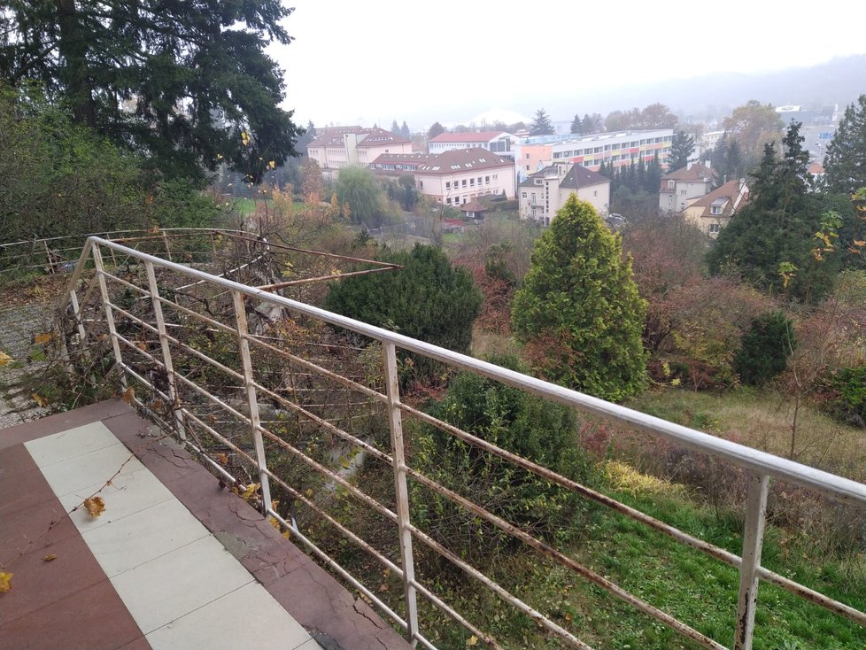 Pohled od salonu Wittalovy vily v Brně-Pisárkách v roce 2020.