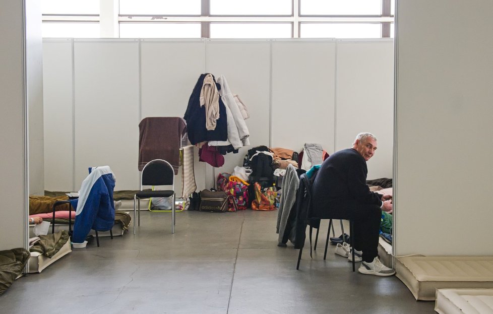 Váleční uprchlíci z Ukrajiny ubytovaní v pavilonu B na brněnském výstavišti (20. 3. 2022)