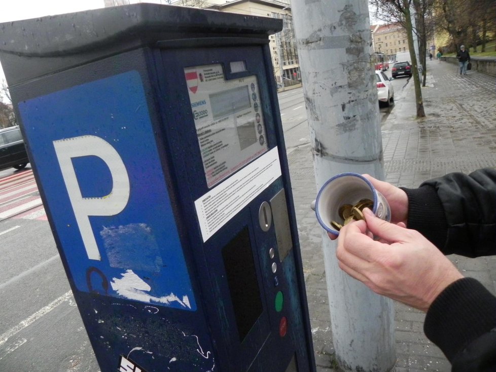Než půjdete v Brně zaplatit parkování, rozbijte prasátko! Automaty berou pouze mince. Potřeba jich je až půl kila!
