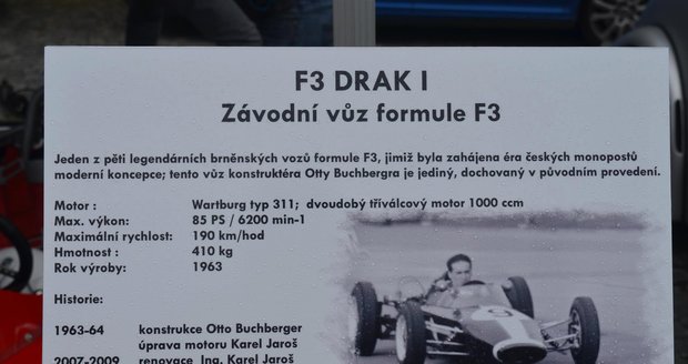 Závodní vůz formule F3 Drak – I., konstruktéra Otto Buchbergera z Brna. Motor: Wartburg 311, dvoudobý tříválec 1 000 ccm, Výkon 85 PS /6 200 min-1. Maximální rychlost 190 km/h. Hmotnost 410 kg. Rok výroby 1963. Vůz je jediným dochovaným v původním stavu.