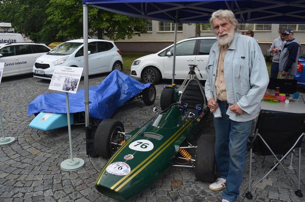 Brněnský závodník Otto Buchberger (80) v sobotu 15. července 2017 před startem závodu na výstavišti v Pisárkách u svého vlastnoručně zhotoveného vozu formule 3 - Drak II. Před 50 lety s tímto vozem dojel na zdejším zapomenutém okruhu v Pisárkách třetí.